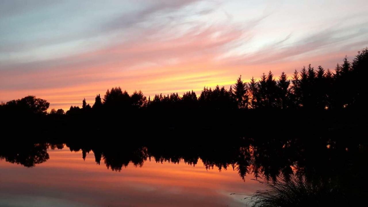 Spruce Lake Sauviat-sur-Vige Екстериор снимка